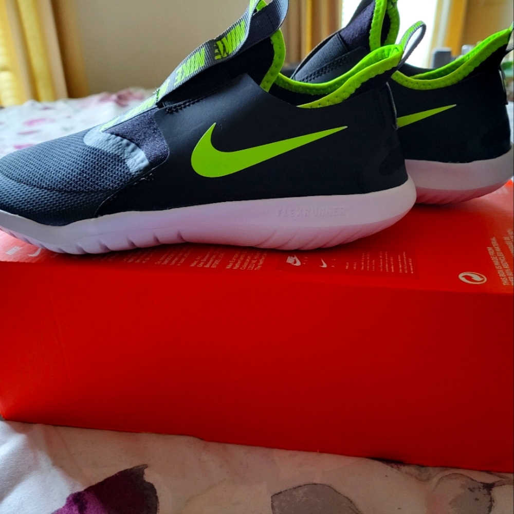 Nike Flex Runner Slip on Sneaker